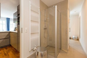 Douche, sèche-cheveux, serviettes fournies