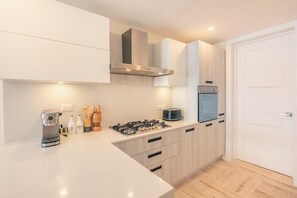 Refrigerador, parrilla de estufa, lavavajillas y cafetera y tetera 