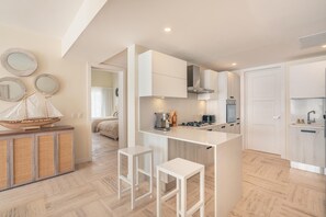 Kühlschrank, Geschirrspüler, Wasserkocher mit Kaffee-/Teezubehör