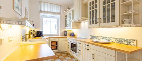 Kühlschrank, Mikrowelle, Ofen, Geschirrspüler