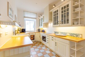 Kühlschrank, Mikrowelle, Ofen, Geschirrspüler