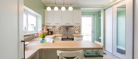 Fridge, oven, dishwasher, coffee/tea maker