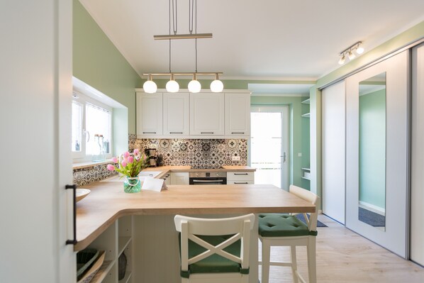 Køleskab, ovn, opvaskemaskine, kaffe-/temaskine