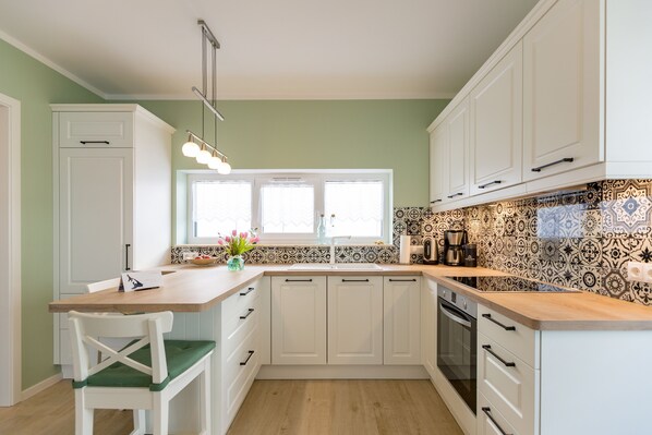 Køleskab, ovn, opvaskemaskine, kaffe-/temaskine