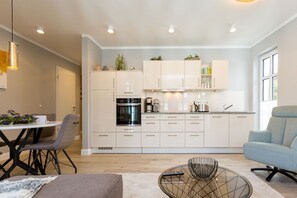 Kühlschrank, Mikrowelle, Ofen, Geschirrspüler