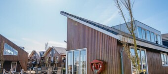 Hus ved Uitgeestermeer med Have