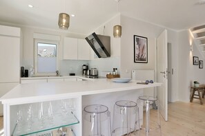 Réfrigérateur, four, lave-vaisselle, cafetière/bouilloire