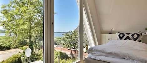 2 chambres, coffres-forts dans les chambres, draps fournis