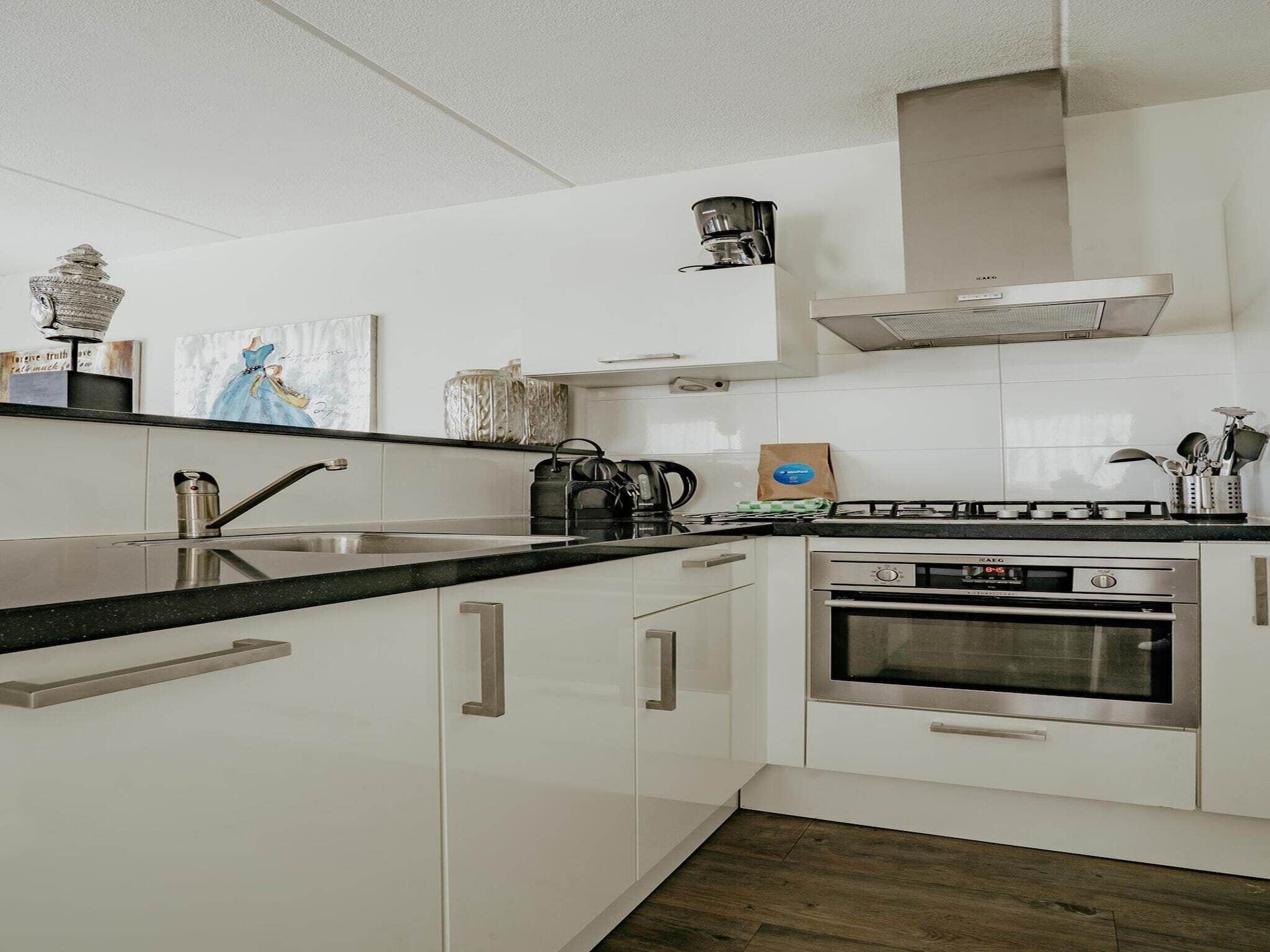 Geladeira, micro-ondas, cooktop, lava-louças