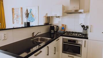 Frigorífico, microondas, placa de cocina y lavavajillas