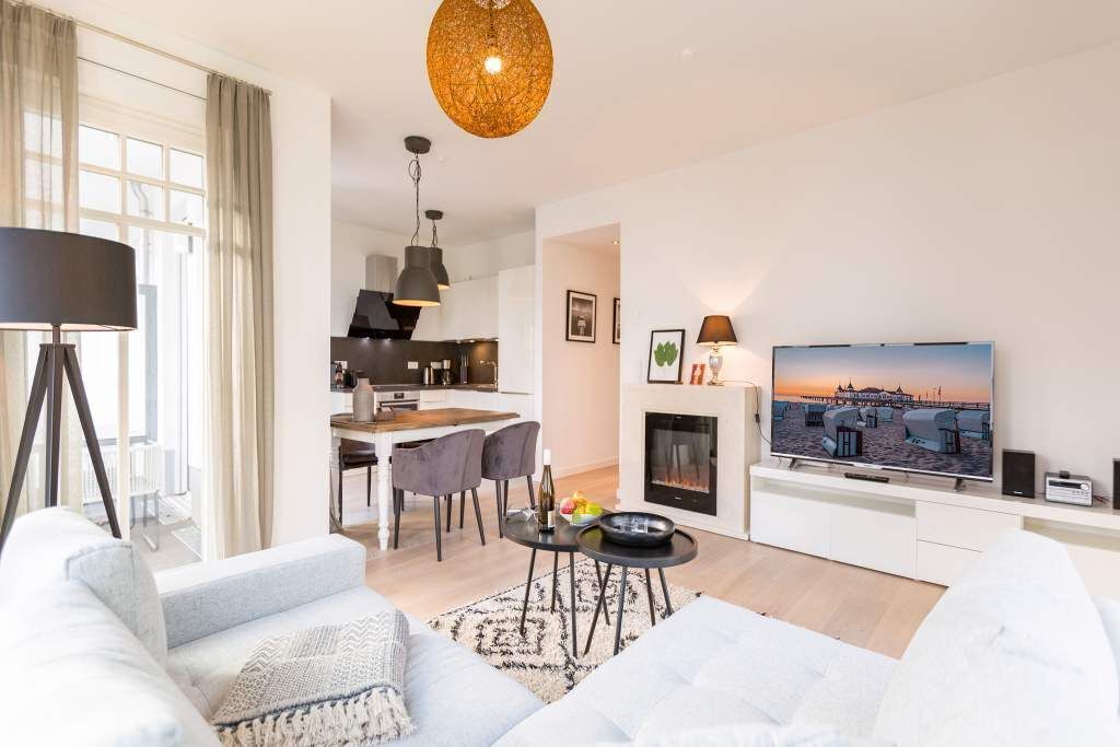 Televisión y chimenea 