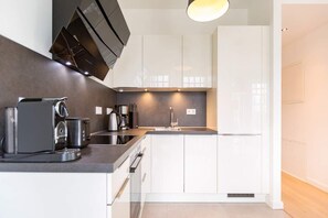 Kühlschrank, Ofen, Geschirrspüler, Wasserkocher mit Kaffee-/Teezubehör