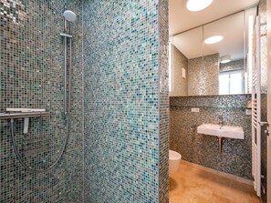 Een douche, een haardroger, handdoeken