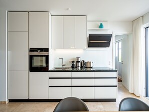 Kühlschrank, Mikrowelle, Ofen, Geschirrspüler