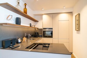 冷蔵庫、電子レンジ、オーブン、食器洗い機