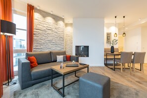 Televisión y chimenea 