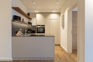 冷蔵庫、電子レンジ、オーブン、食器洗い機