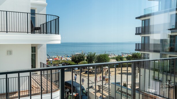 A modern building with a balcony overlooking a beach. - Beachhouse Bansin, app. 22 (Heringsdorf)
