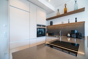 Kühlschrank, Mikrowelle, Ofen, Geschirrspüler