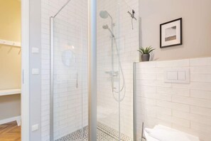 Een douche, een haardroger, handdoeken
