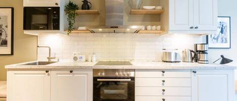 Frigorífico, microondas, horno y lavavajillas