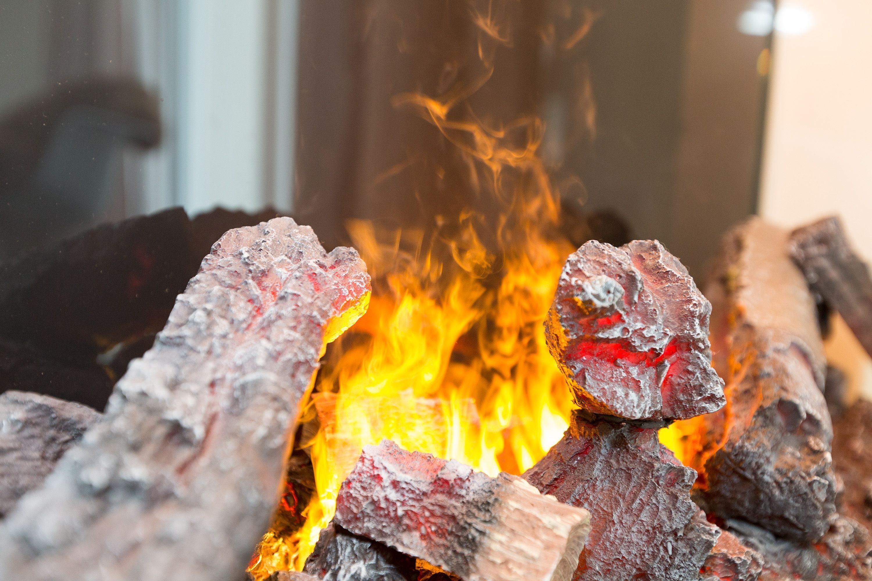 Ein Nahblick auf ein Feuer mit brennenden Holzscheiten.