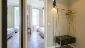 Et moderne soveværelse med seng, natbord, hængende lampe og garderobeskab.
