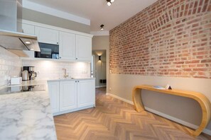 Kühlschrank, Mikrowelle, Ofen, Geschirrspüler