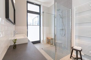 Een douche, een haardroger, handdoeken