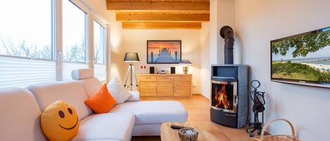 Een televisie en een open haard