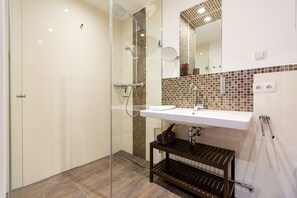 Dusche, Haartrockner, Handtücher