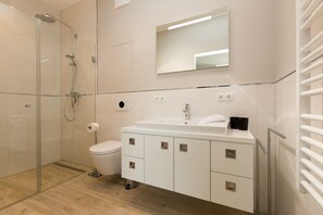 Een douche, een haardroger, handdoeken