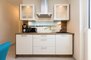 Kühlschrank, Mikrowelle, Ofen, Geschirrspüler