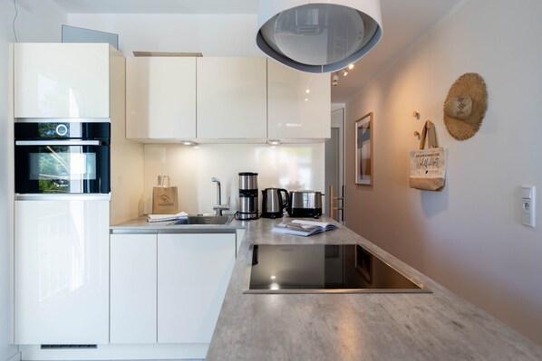 Køleskab, mikrobølgeovn, opvaskemaskine, kaffe-/temaskine