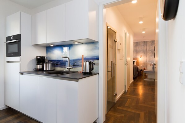 Køleskab, mikrobølgeovn, opvaskemaskine, kaffe-/temaskine