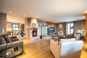 Unclassified image, 2 of 50, button