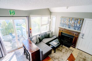 TV, fireplace - Hillside BLUE MTN Family Loft @ North Creek Resort (The Blue Mountains)