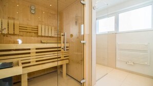 A modern interior with wooden paneling, a bench, and a glass partition. - Quartier am Fischerstrand, app. 4 (Heringsdorf)