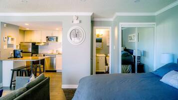 Iron/ironing board, WiFi, bed sheets