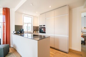 Geladeira, micro-ondas, fogão, lava-louças