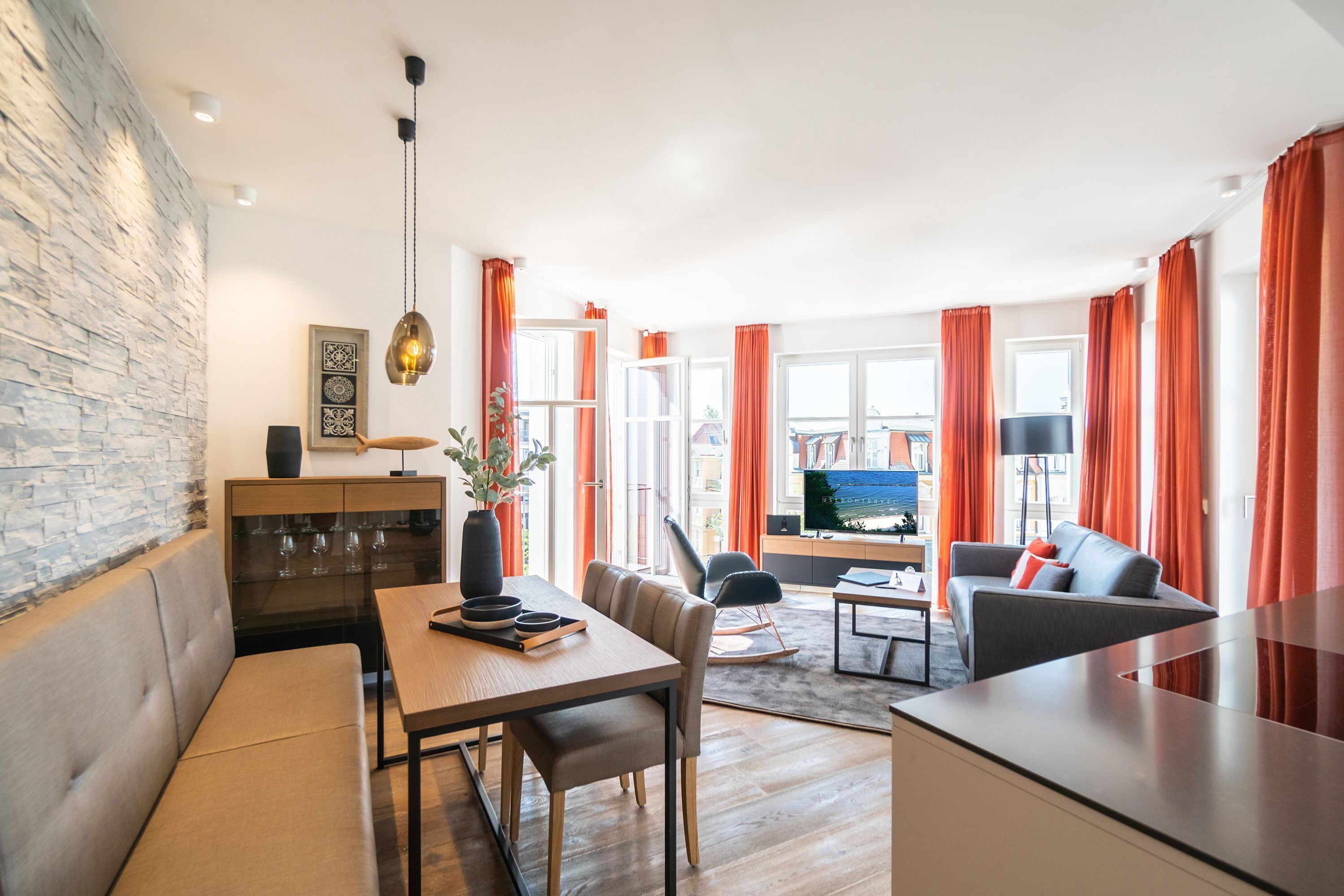 Televisión y chimenea 