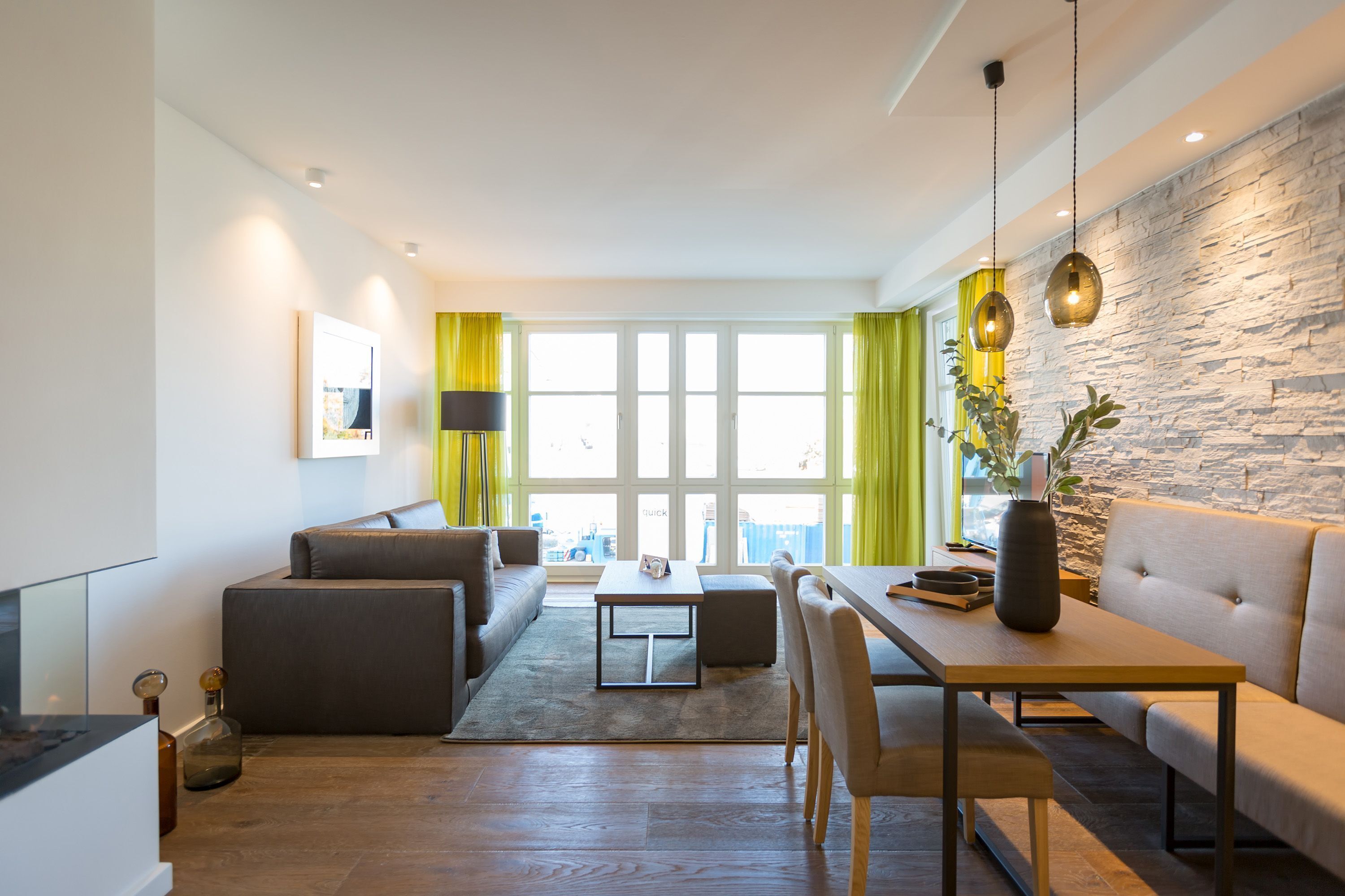 Televisión y chimenea 