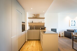 Kühlschrank, Mikrowelle, Ofen, Geschirrspüler