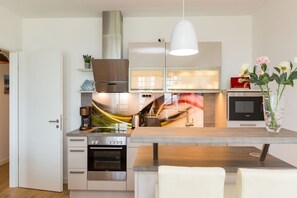 Kühlschrank, Mikrowelle, Ofen, Geschirrspüler