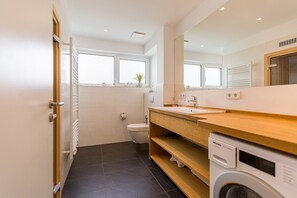 Regadera, secadora de cabello, toallas 