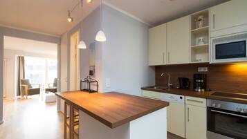 Kühlschrank, Mikrowelle, Ofen, Geschirrspüler