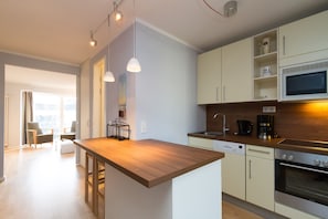 Kühlschrank, Mikrowelle, Ofen, Geschirrspüler