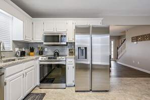 冷蔵庫、電子レンジ、オーブン、コンロ