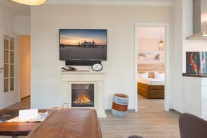 TV, fireplace