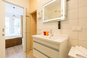 Dusche, Haartrockner, Handtücher
